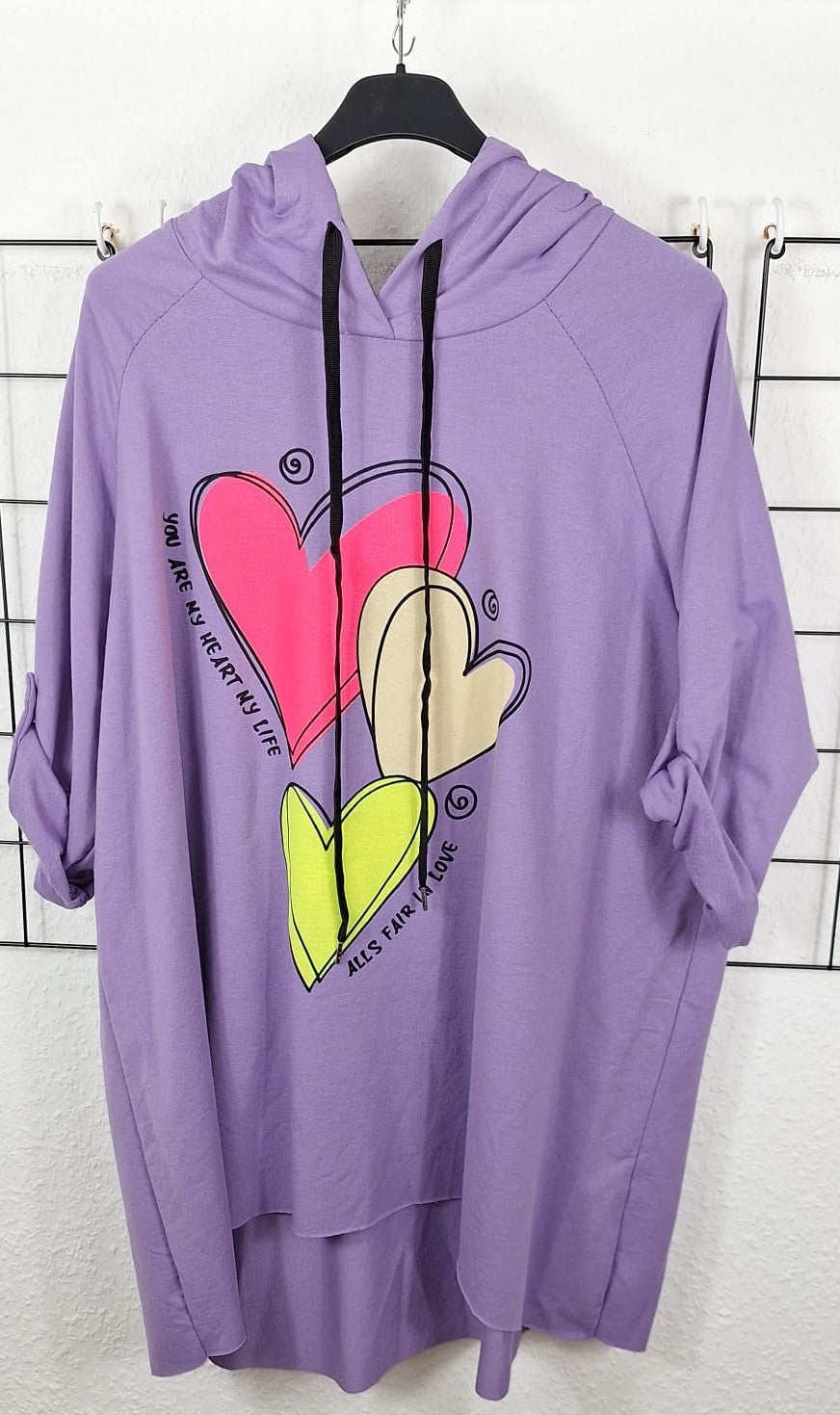 Vorderansicht Hoodie mit 3-Herzen-Motiv aus 100 % Baumwolle in großen Größen