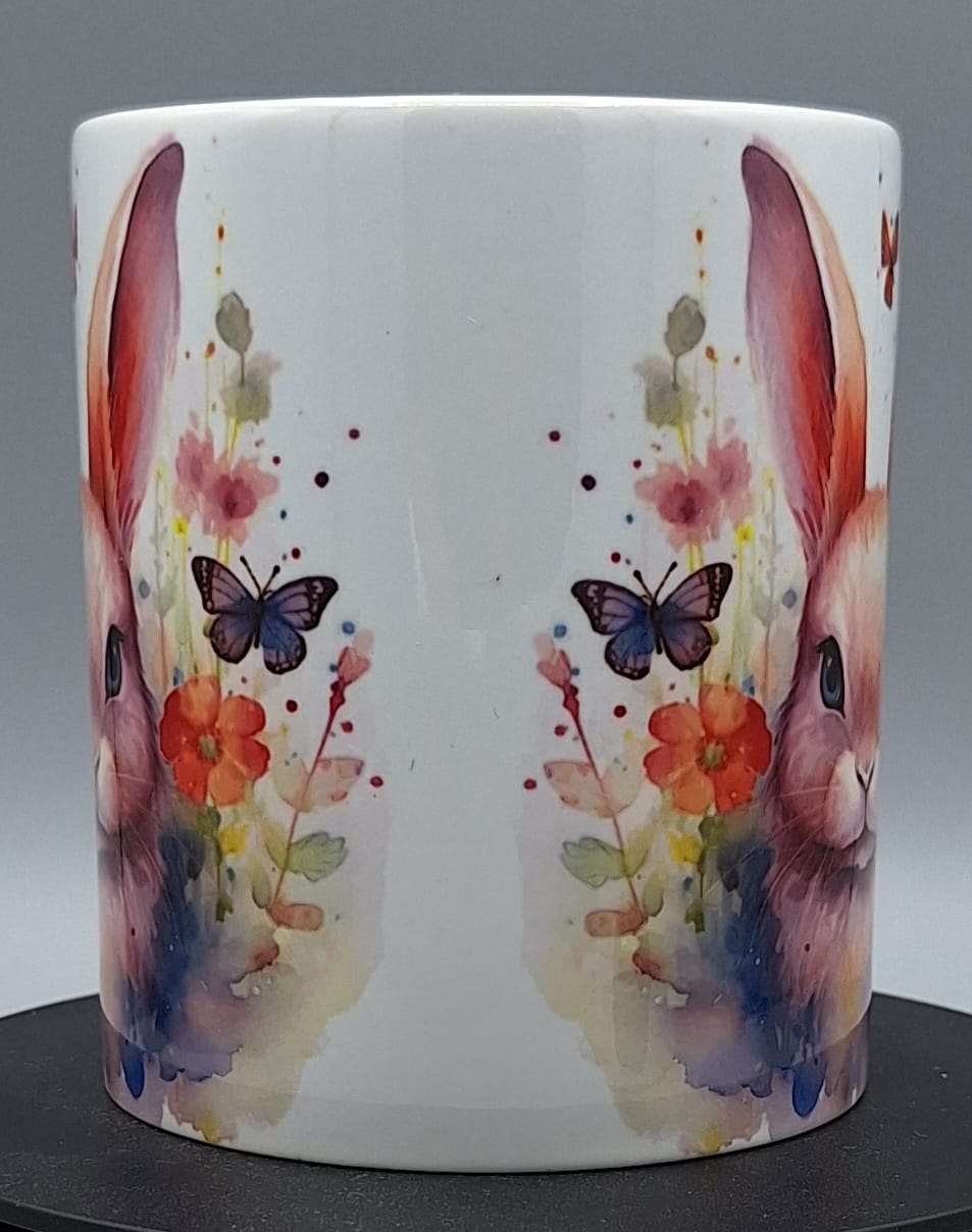 Aquarell Hasen Tasse mit Blumen und Schmetterlingen Vorderansicht