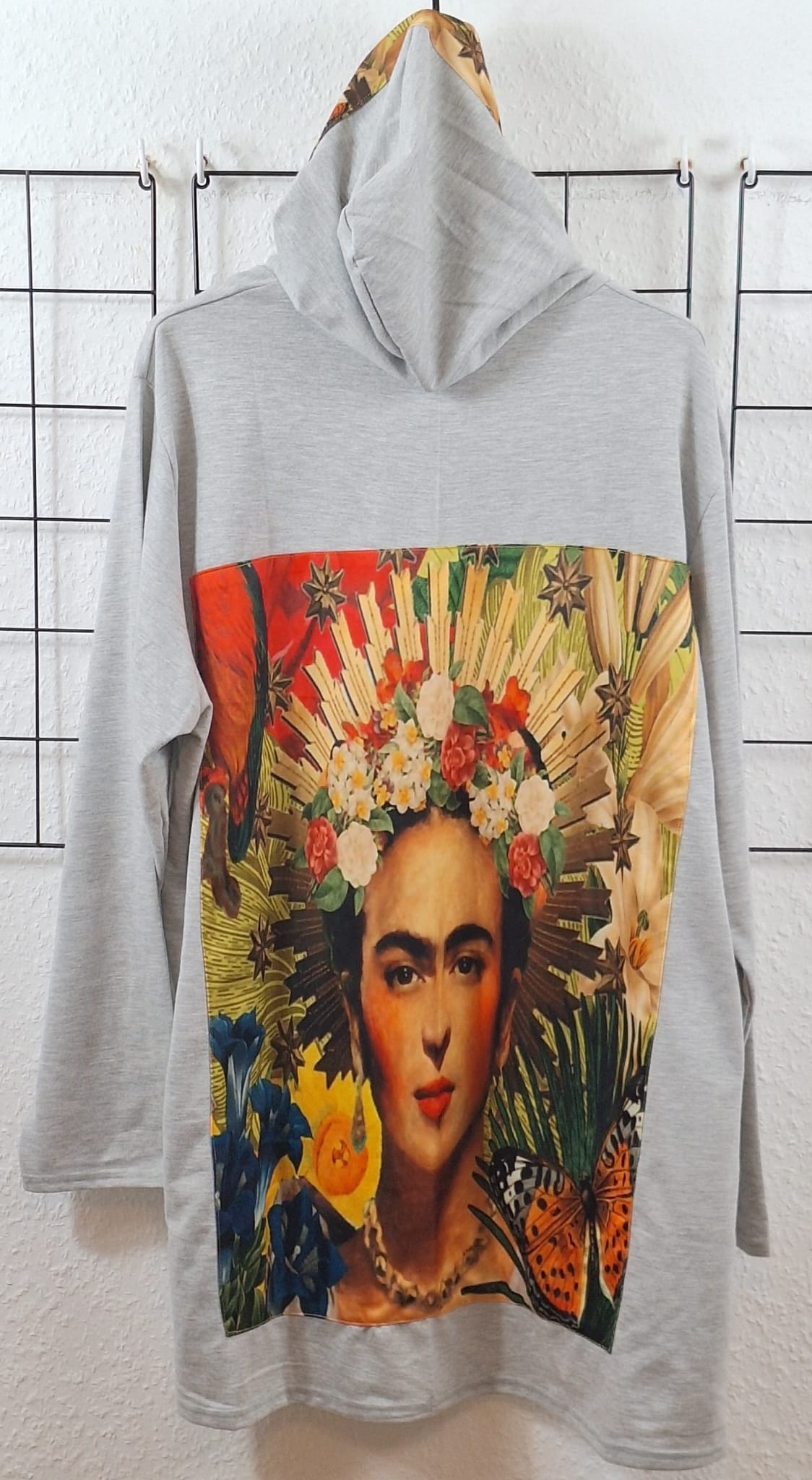 Rückseite grauer Hoodie mit gemusterter Kapuze