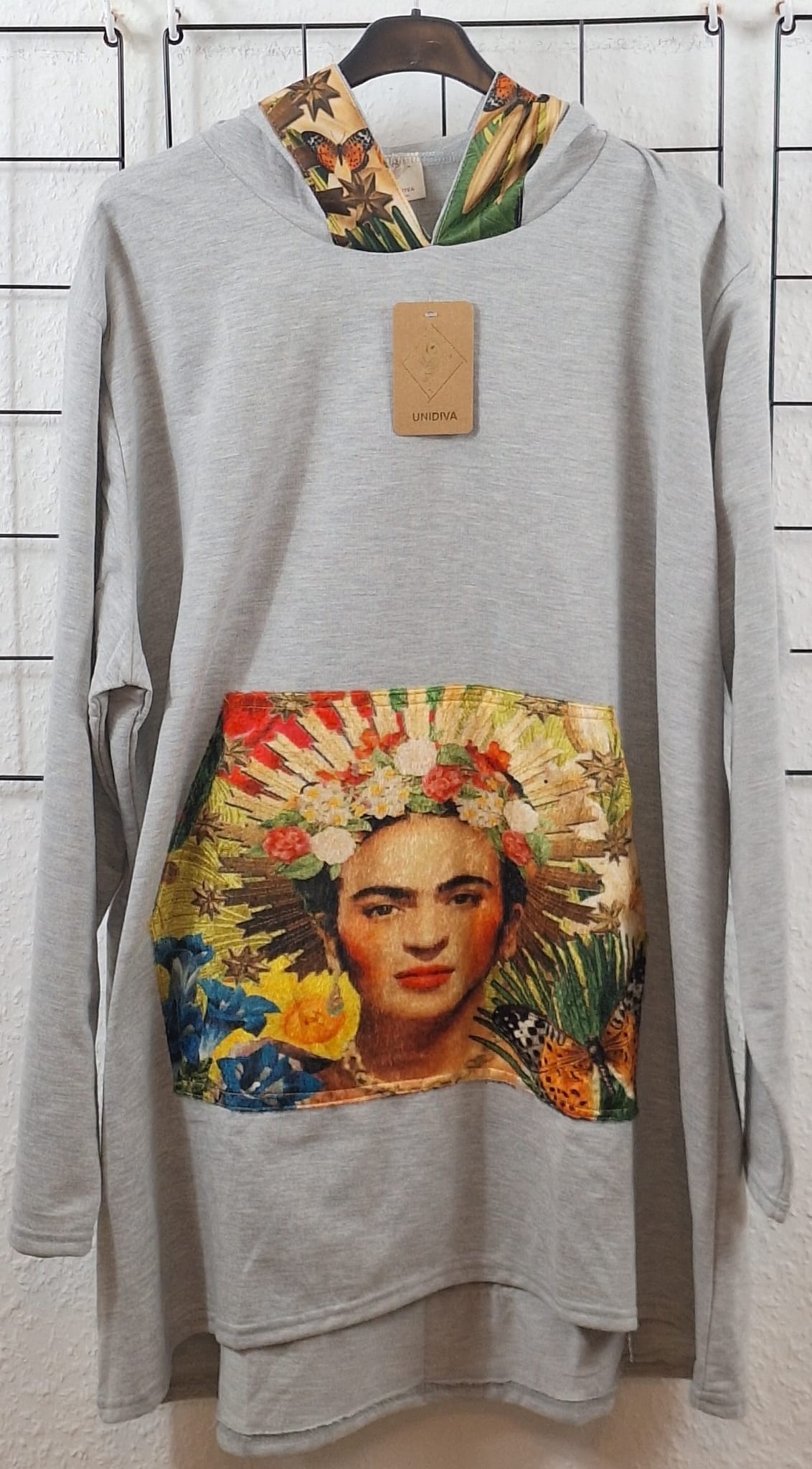 Grauer Oversize Hoodie mit Kunst-Portrait Motiv vorne