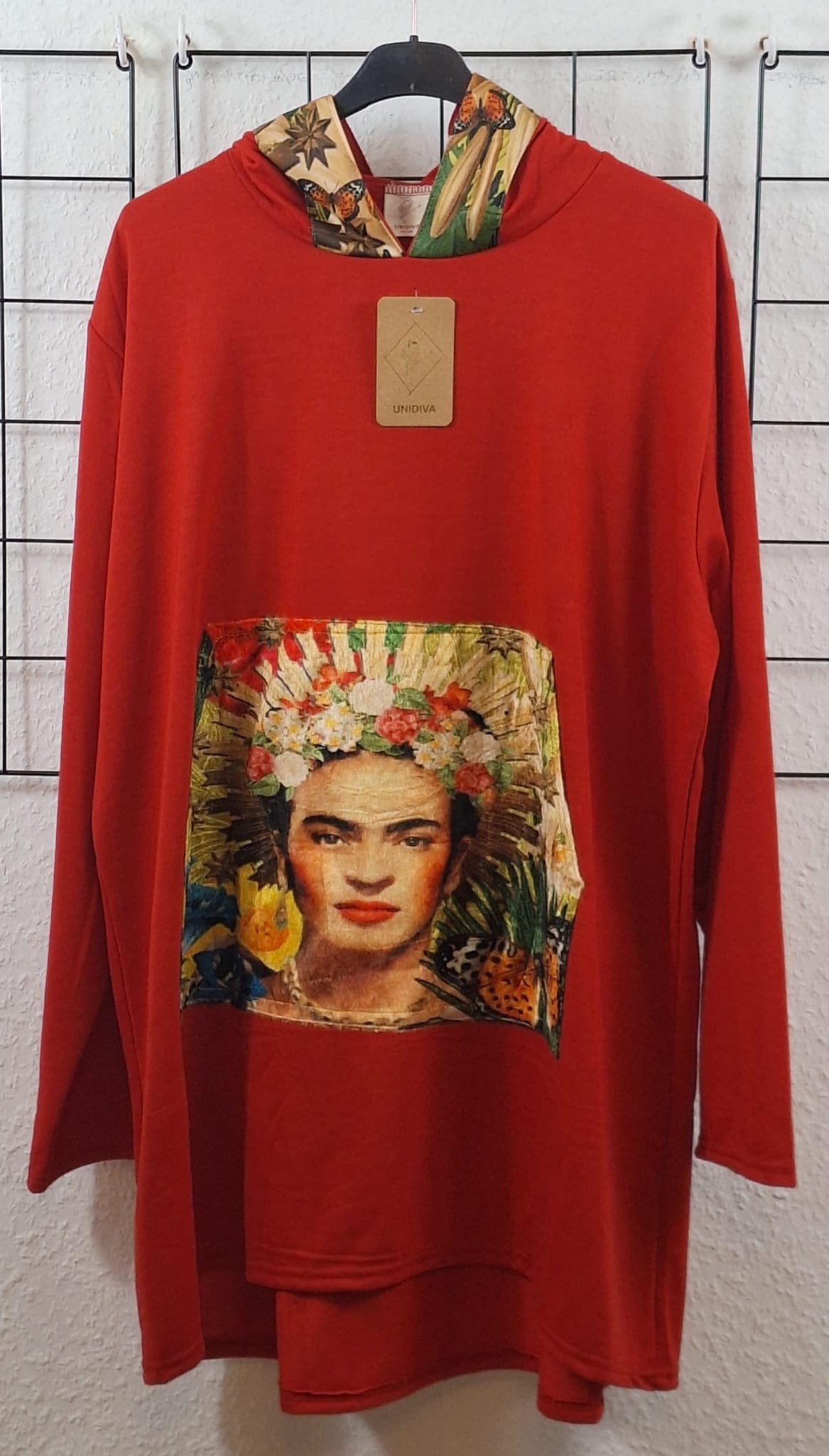 Roter Oversize Hoodie mit Kunst-Portrait Motiv