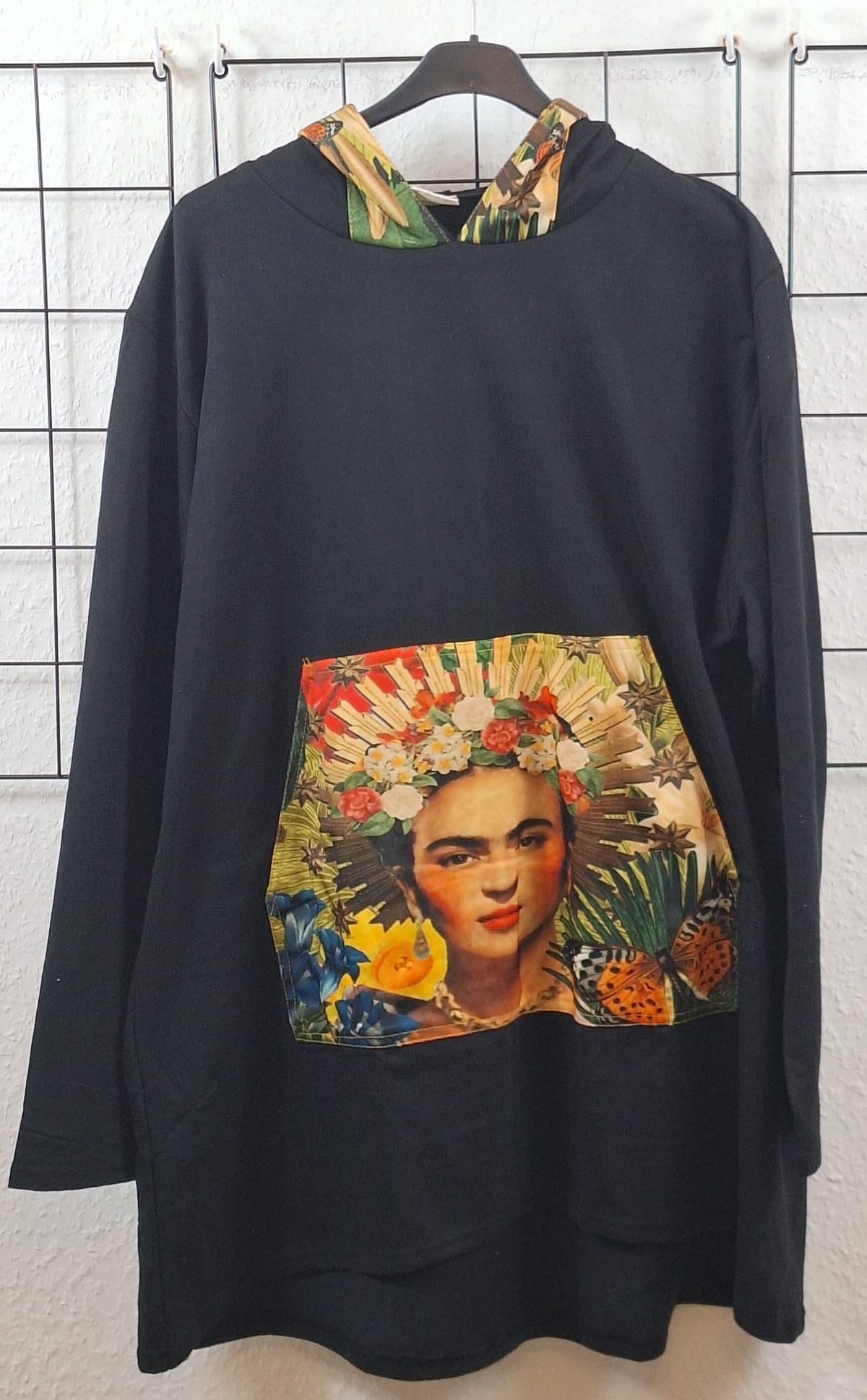 Schwarzer Hoodie mit farbigem Frauen-Portrait