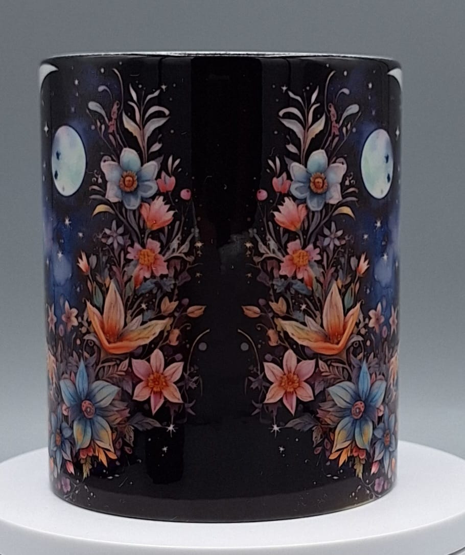 Weiße Keramiktasse Mond und Blumen Motiv Geschenkidee
