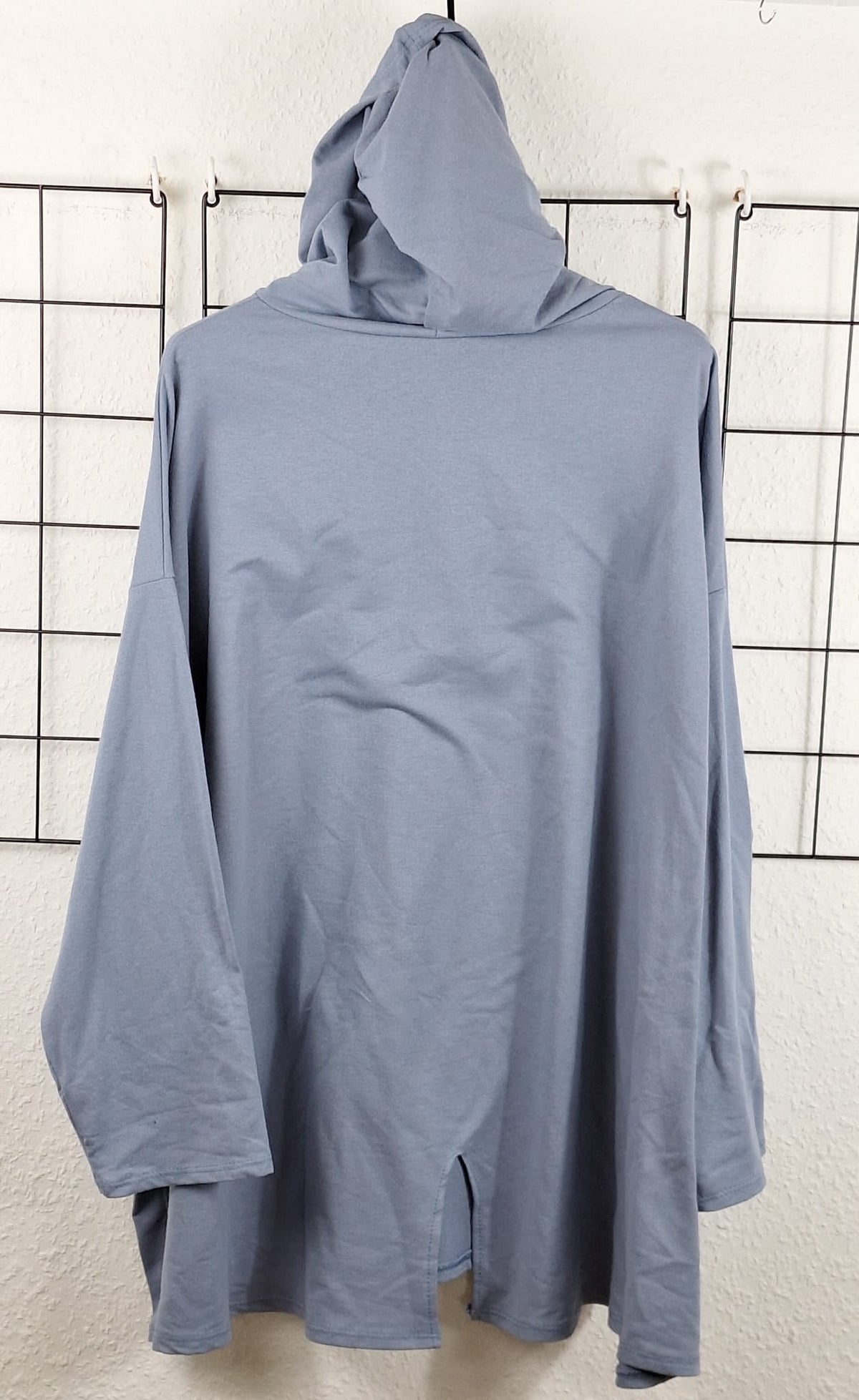Rückenaufnahme vom Glitzer-Mausmotiv auf Oversize Hoodie