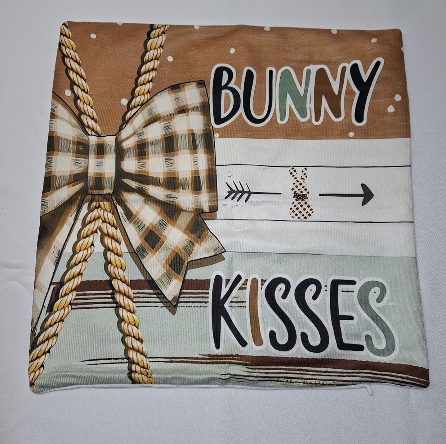 Osterkissen 40x40 cm mit Bunny Kisses Schriftzug im Landhausstil