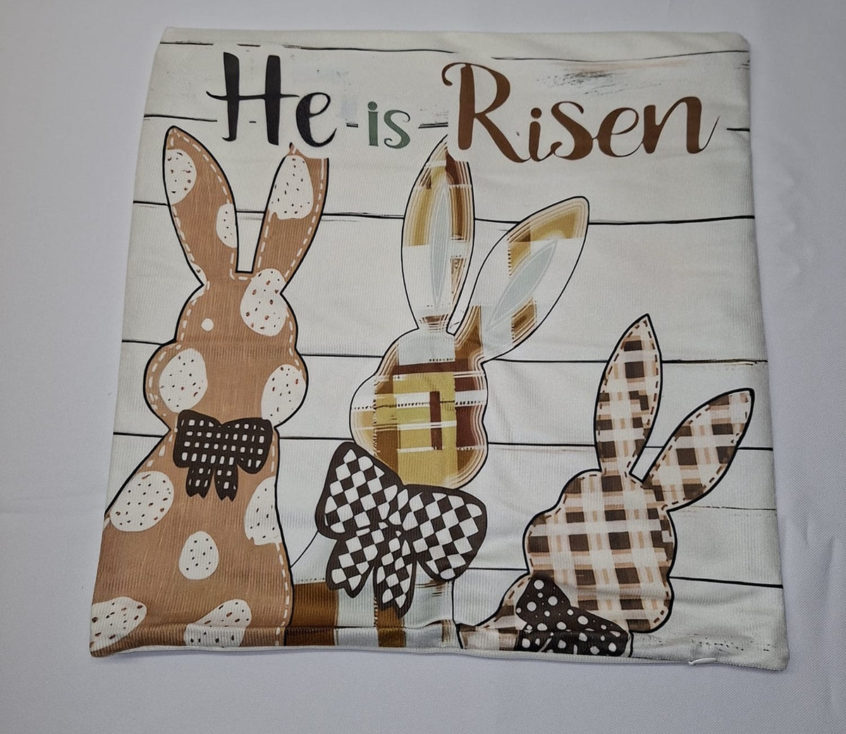 Osterkissen 40x40 cm mit He is Risen Schriftzug und Hasenmotiv aus Samt