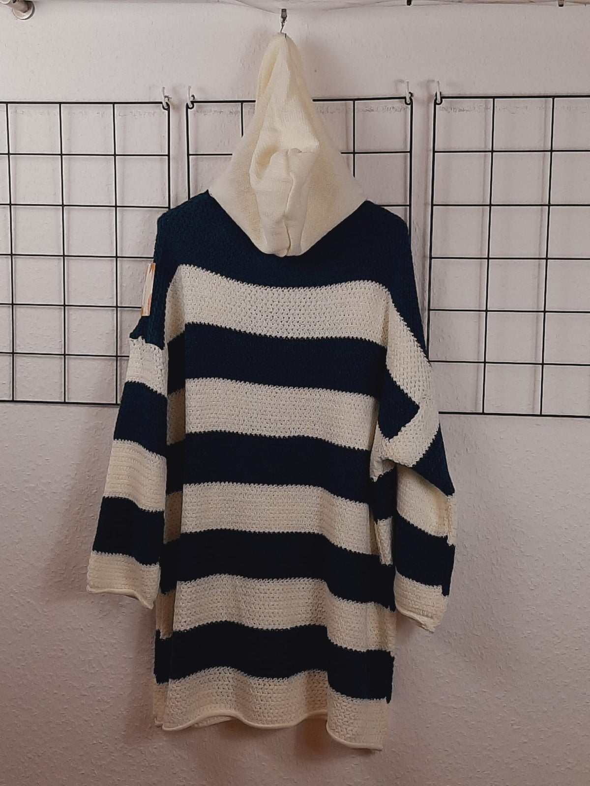 Kapuze mit Kordelzug am gestreiften Strick Hoodie