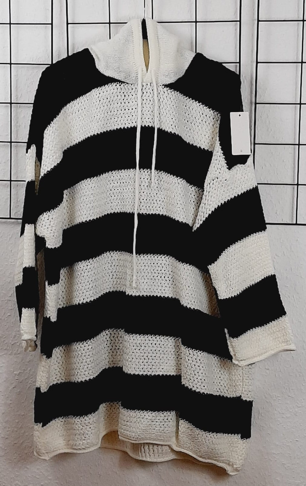 Langer Saum des Oversize Strick Longpullis