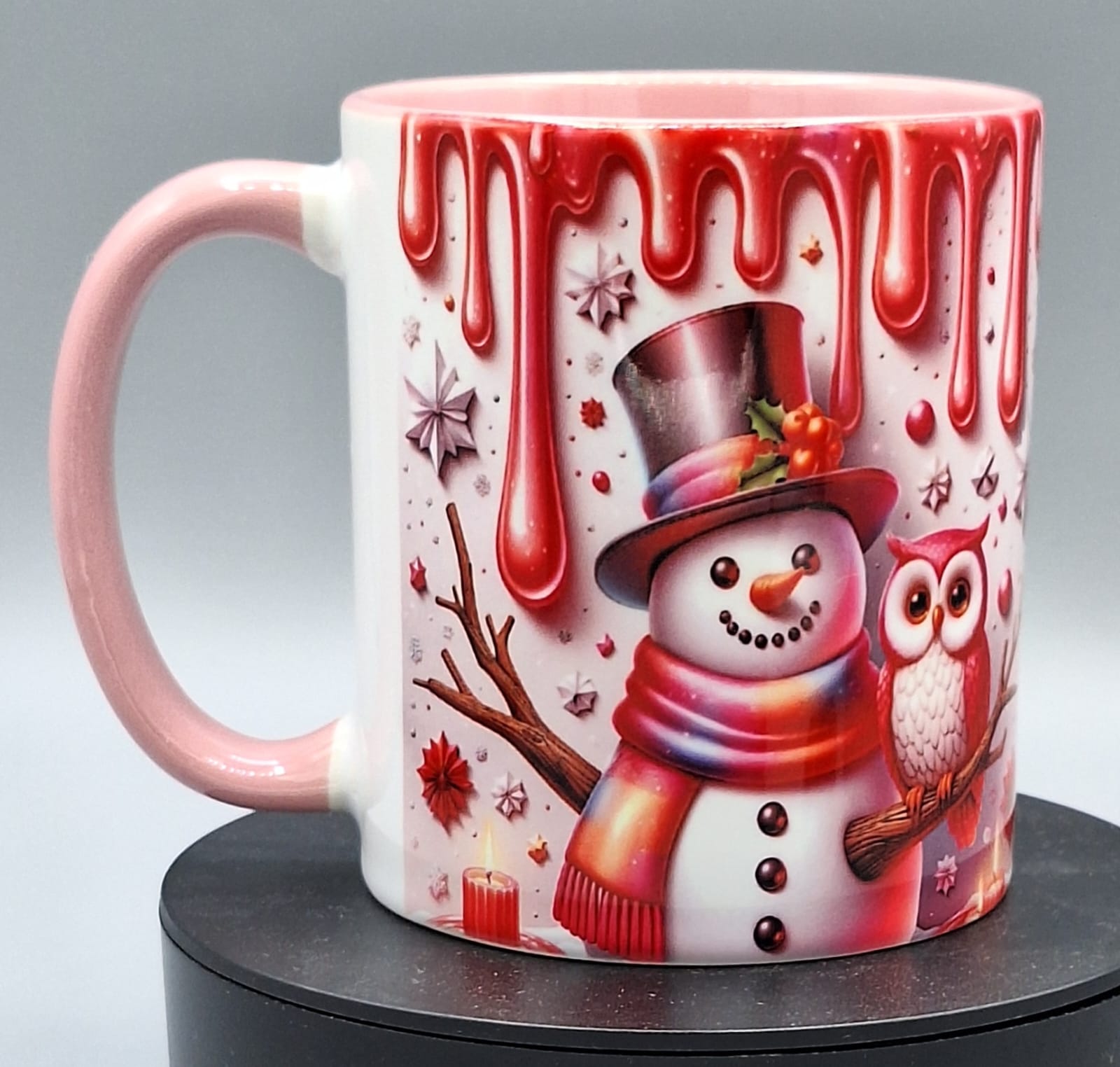 Rosa Keramikbecher mit Schneemann-Motiv