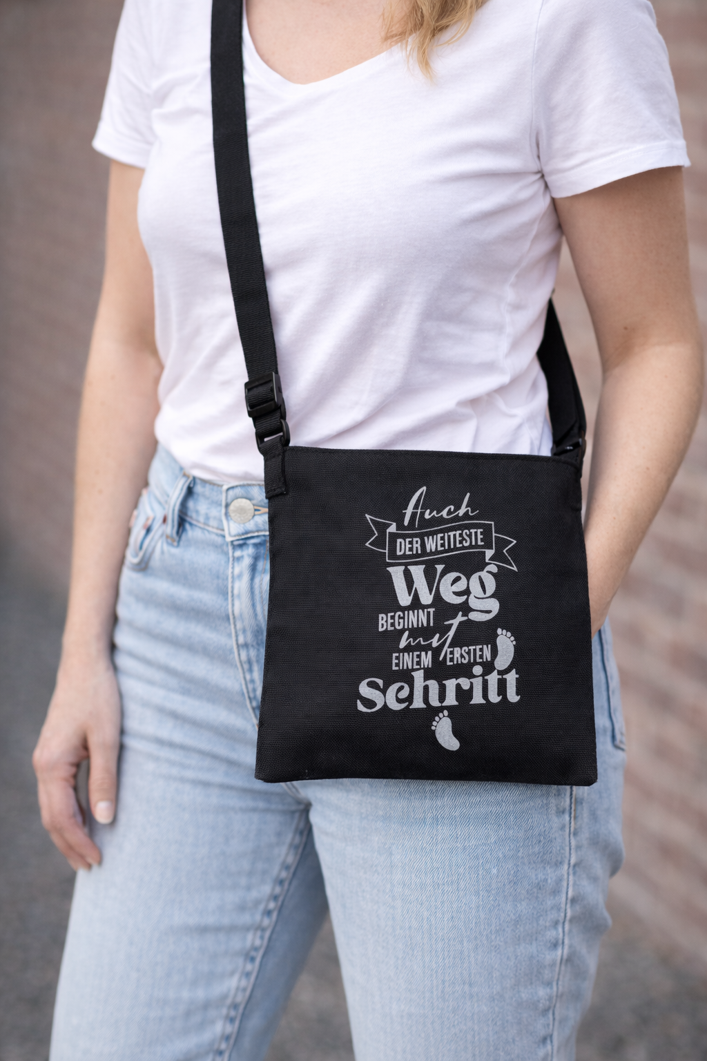 Damen tragen schwarze Crossbody Umhängetasche im Alltag