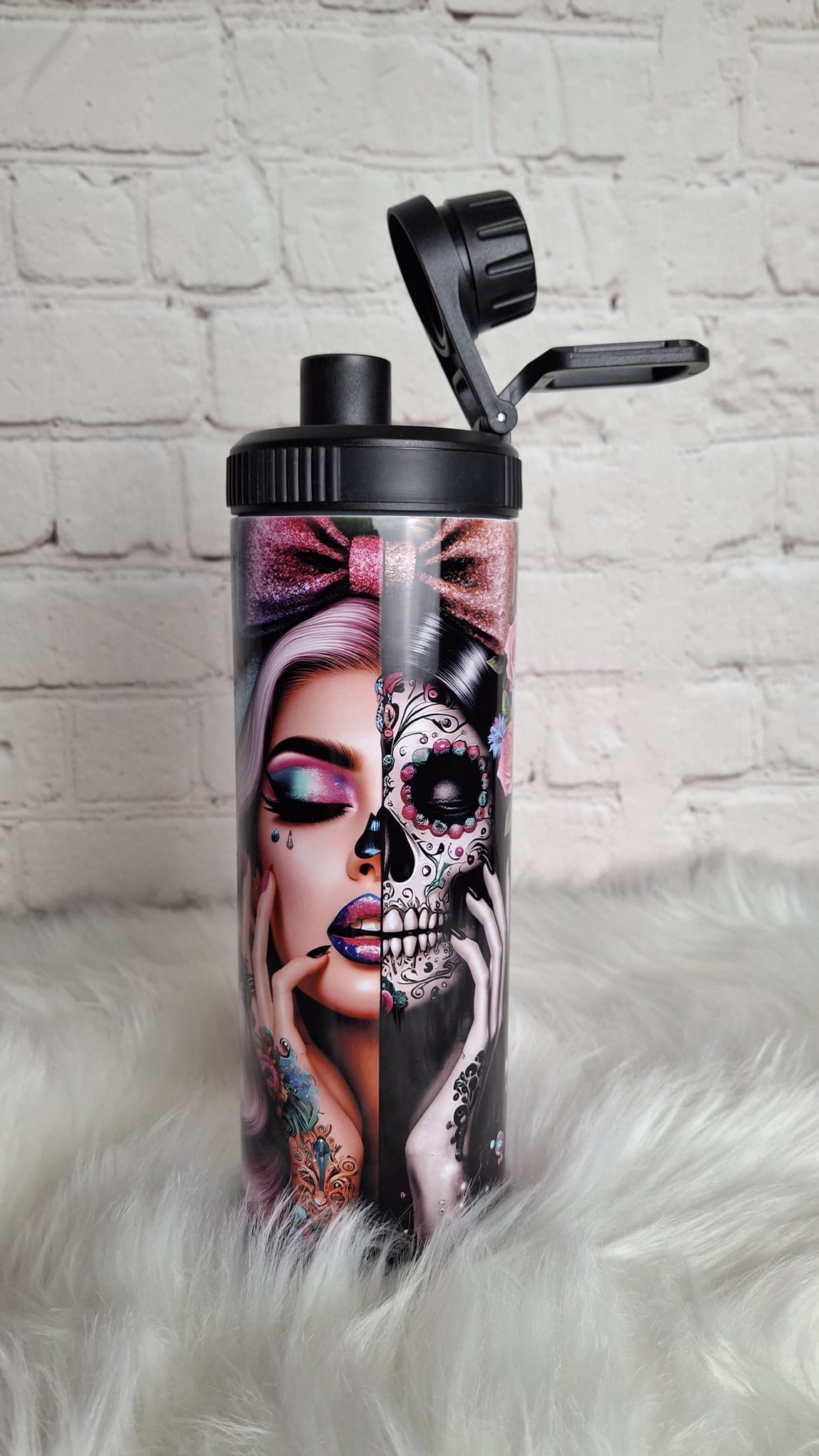 Thermo Tumbler Edelstahl mit Gothic Skull Art Motiv | 500–600 ml Isolierbecher mit Deckel & Strohhalm
