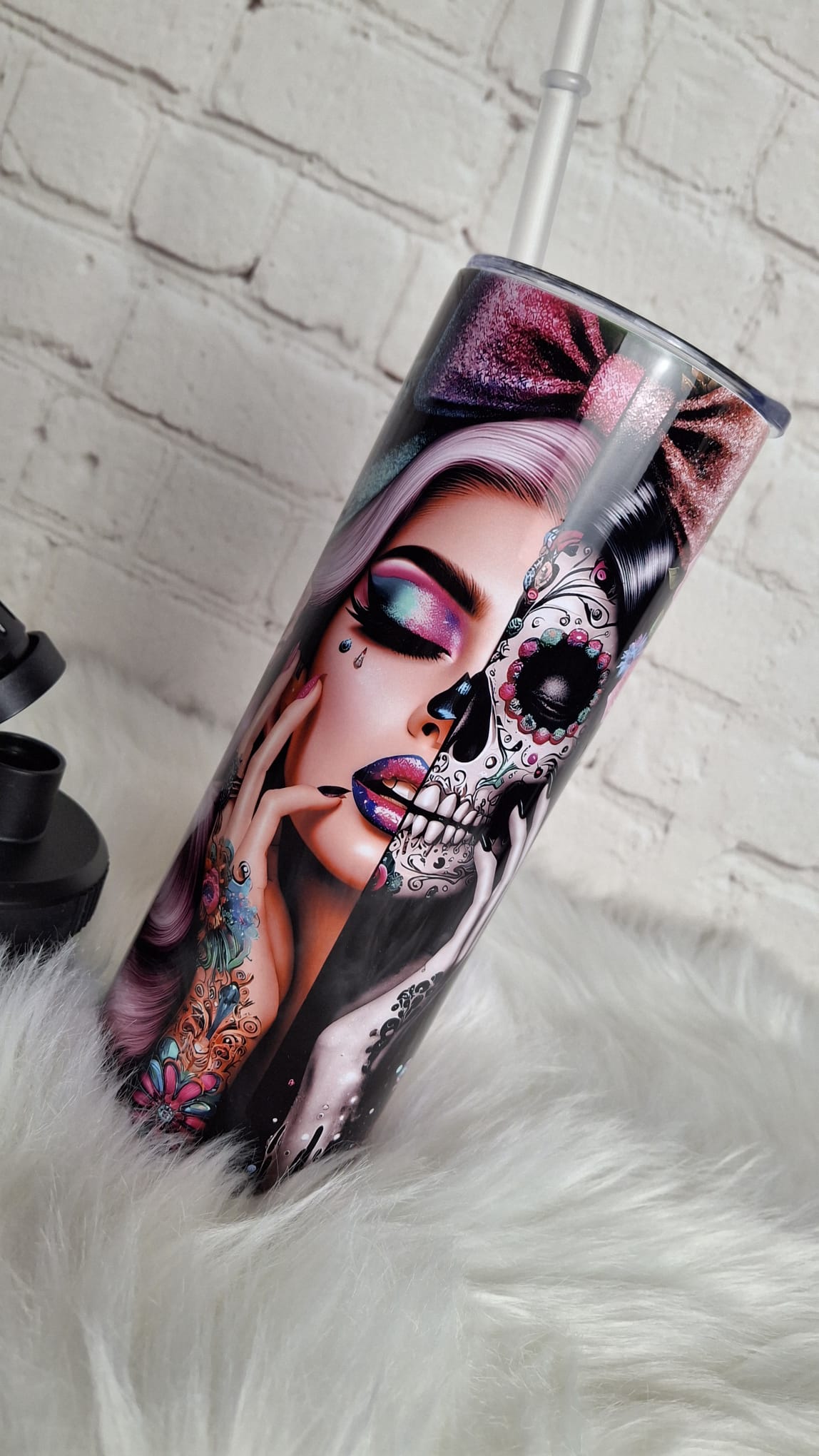 Thermo Tumbler Edelstahl mit Gothic Skull Art Motiv | 500–600 ml Isolierbecher mit Deckel & Strohhalm