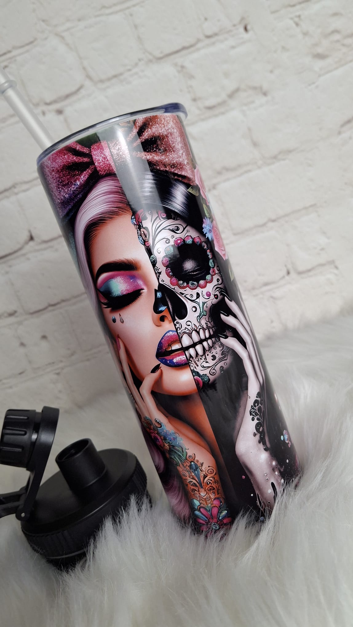 Thermo Tumbler mit Gothic Design und Strohhalm schräg fotografiert