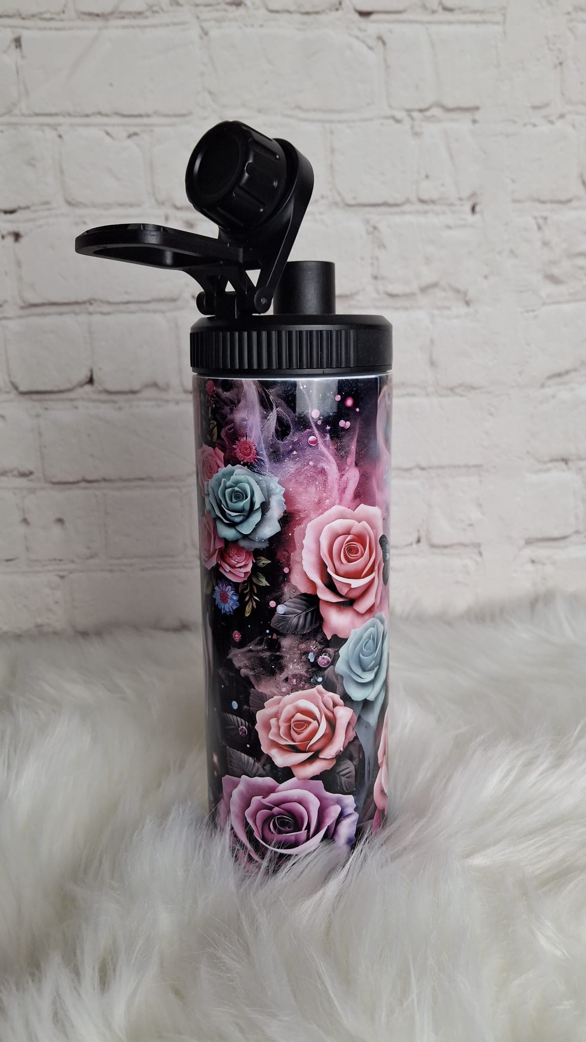 Thermo Tumbler mit geöffnetem Deckel und Trinköffnung