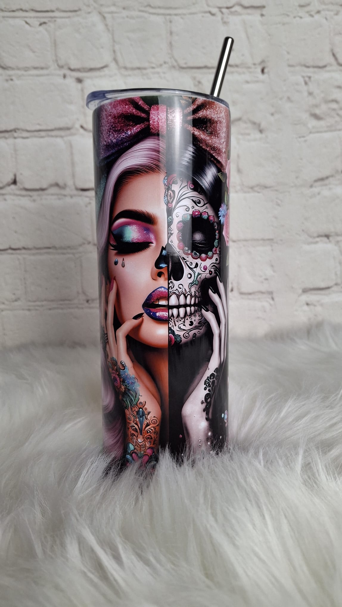 Detailaufnahme Gothic Skull Art Motiv auf Edelstahl Thermo Tumbler