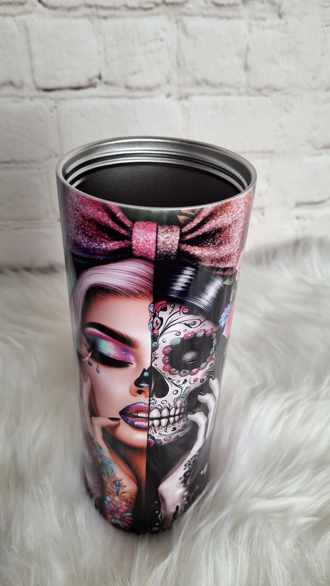 Thermo Tumbler Edelstahl mit Gothic Skull Art Motiv | 500–600 ml Isolierbecher mit Deckel & Strohhalm