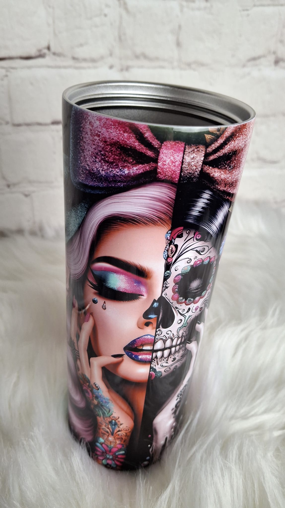 Detailaufnahme Gothic Skull Art Motiv auf Edelstahl Thermo Tumbler