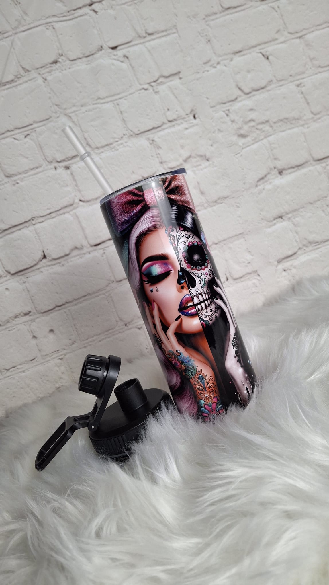Edelstahl Thermo Tumbler mit Gothic Skull Art Motiv liegend