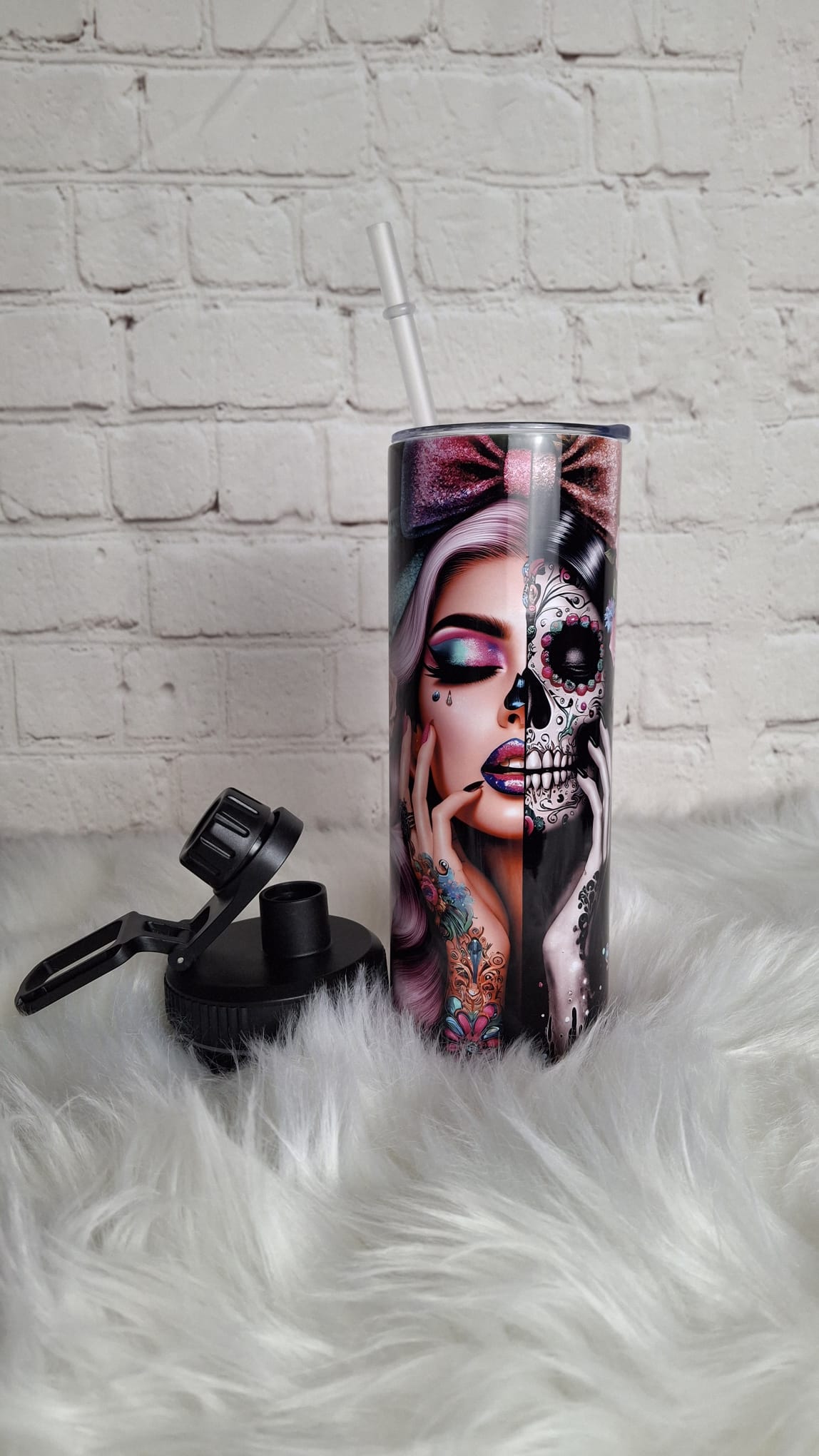 Thermo Tumbler aus Edelstahl mit Gothic Skull Art Motiv und Strohhalm