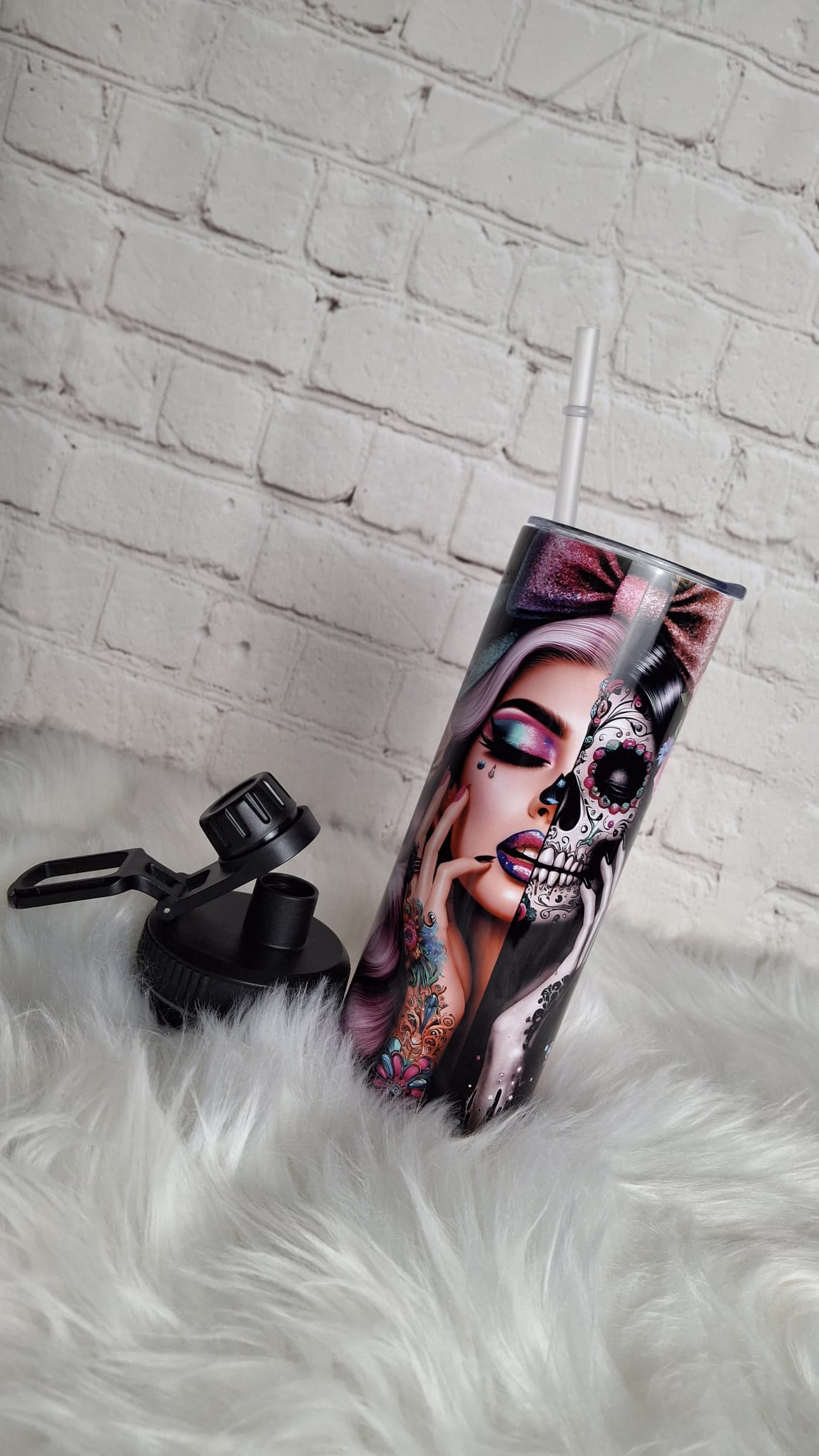 Thermo Tumbler Edelstahl mit Gothic Skull Art Motiv | 500–600 ml Isolierbecher mit Deckel & Strohhalm