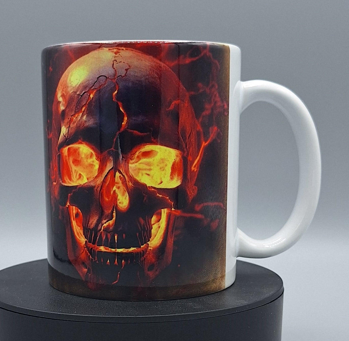 totenkopf-tasse-weiss-schwarz-keramik-330ml-1.jpg