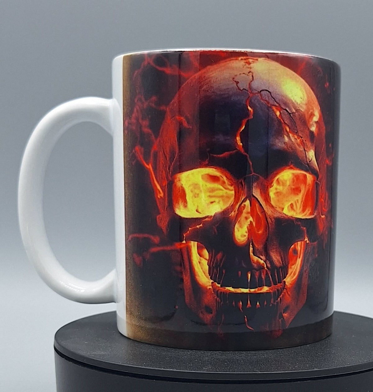 Weiße Keramiktasse mit schwarzem Totenkopf-Design
