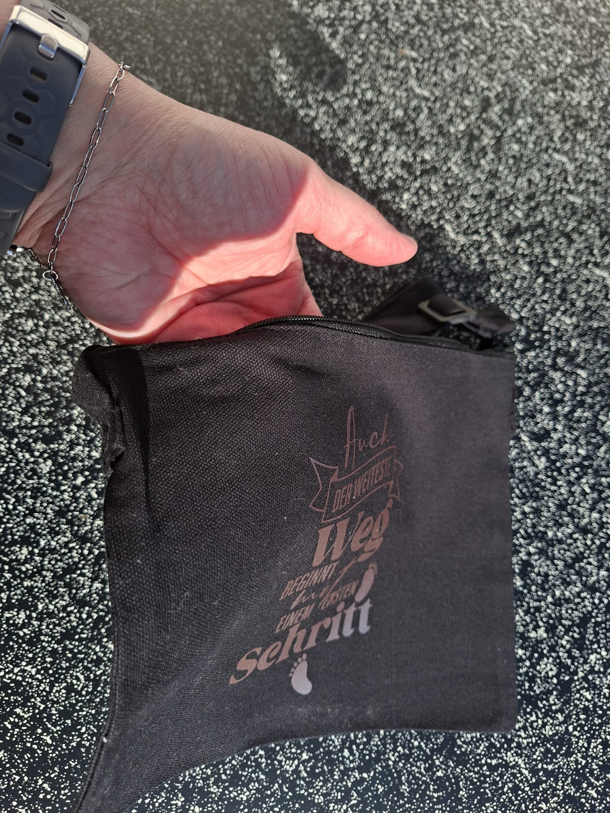 Detailaufnahme Spruch auf schwarzer Baumwolltasche mit inspirierendem Text